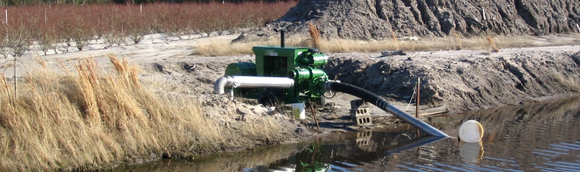 Полив водой из реки. Забор воды из реки. Поливной дамбы. Забор воды из рек для орошения. Орошение полей из реки.